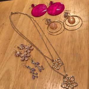 🚨 PRICE IS FIRM 🚨💕 necklace and earrings 💕- gently used!